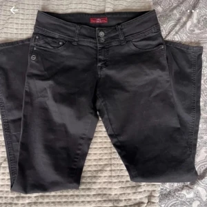 Lågmidjade jeans - Mer Y2k flared istället för bootcut men sitter endå jättebra och fint. I väldigt bra skick. Midjemått: 40 Längden på hela byxorna: 100