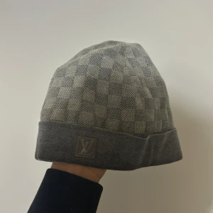Grå og lv mössa - En grå lv mössa (og modellen) i ljusgrå, den är i bra skick utan hål dock något smutsig vilket går bort om man tvättar den på kemtvätt (om man tvättar dom hemma krymper dom) perfekt nu till vintern, kvitto o påse finns boxen är tycärr såld!  