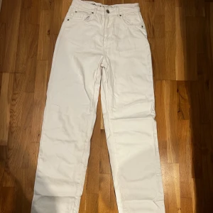 Vita straight wide jeans  - Väldigt fina jeans som sitter lite tightare upp till vilket ger en fin passform. Säljer pga att det inte är min stil längre.