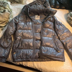 Blå Moncler Maya - En blå moncler maya jacka, Köpte den för 3000 har haft den i 5 månader men inga skador på den alls. 