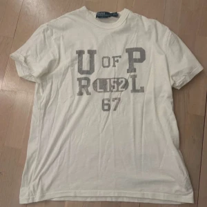ralph lauren tshirt  - ralph lauren t-shirt i nyskick den ör tvättad en gång och är i storlek M. skriv vid frågor 