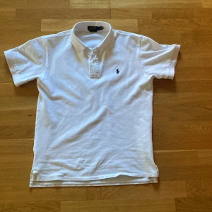Ralph Lauren Piké  - Utmärkt skick, använd ett fåtal gånger, passar folk mellan 178-188