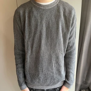 Selected Homme tröja - Tja! Säljer denna riktigt feta tröjan från Selected Homme! Köpt för typ 700kr för någon månad sedan och knappt använd, typ nyskick! Säljer nu för 249kr! Vid minsta fundering tveka inte att kontakta mig! Pris kan diskuteras! //Nils
