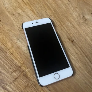 Iphone 8 - använd i ca 1år Inga repor 64GB