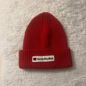 Acne-mössa - Acne mössa som är fejk, bra skick
