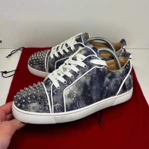 Loubitin  - Tja! Säljer dess feta loubitin monogram ☁️då dem blivit för små! Storlek 41 1/2 men passar även 42 perfekt!🙌