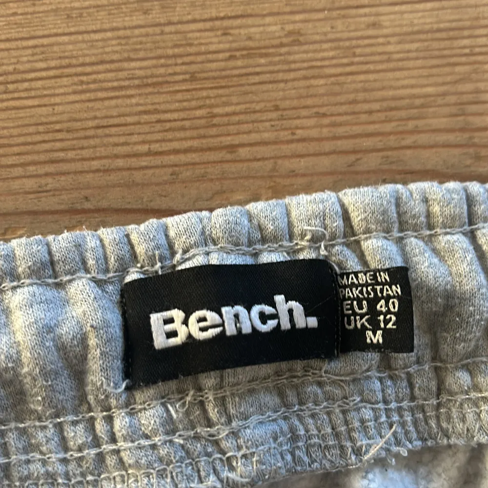 Mjukisbyxor i märket Bench. Storlek M.. Jeans & Byxor.