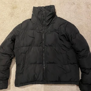 Vinterjacka - Väl använd men fortfarande bra kvalitet Sitter som en liten L