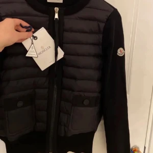 Moncler cardigan  - Säljer min moncler cardigan då jag vill köpa en annan jacka, jättefint skick o köptes här på plick för nån månad sen, Storlek M men mer som en S ( bilderna är från personen jag köpte den av)💕💕