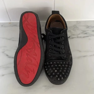 Christian Louboutin - Medel skick med en nit som saknas och en slitning precis mellan snören och nitarna. Kan även fräschas upp så blir de ännu snyggare I Skriv vid minsta lilla fråga