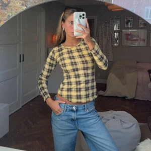 Lång ärmad tröja  - Säljer denna såå snygga långärmade tröja såå fin nu på hösten🍂🍁🍁😊