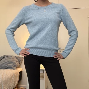 Ljusblå stickad tröja - Säljer denna jättefina tröjan i jättebra skick utan defekter!