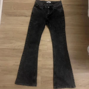 Svarta bootcut jeans - Säljer ett par snygga svarta bootcut lågmidjade jeans från Gina tricot. Perfekta för både vardag och fest! Kommer aldrig till användning. Nypris 500kr // Hör gärna av dig vid frågor! 