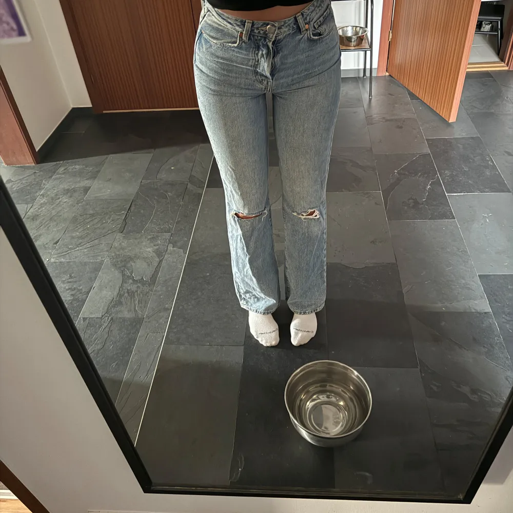 Snygg jeans från Never Demin! I storlek W26/L32. Väldigt bra skick å super sköna!🩵. Jeans & Byxor.