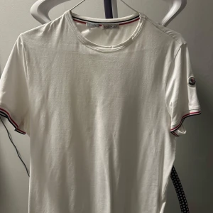 Moncler T-shirt  - Moncler T-shirt säljes köpt från NK  Storlek L men är slimfit så passar även M