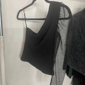 Tröja  - Super fin tröja med glittrig arm, fint skick 💕