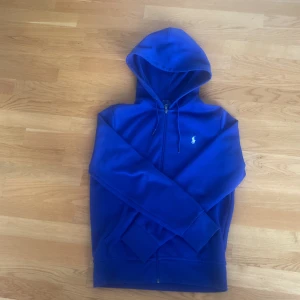 Ralph lauren zip hoodie - Riktigt snygg Ralph lauren zip hoodie i blå färg som e riktigt svår att hitta. Storlek S men passar även XS skriv för mer frågor!