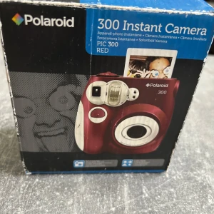 Polariod kamera - Begagnad har varit i kartongen har inte använts för länge sen fungerar bra 