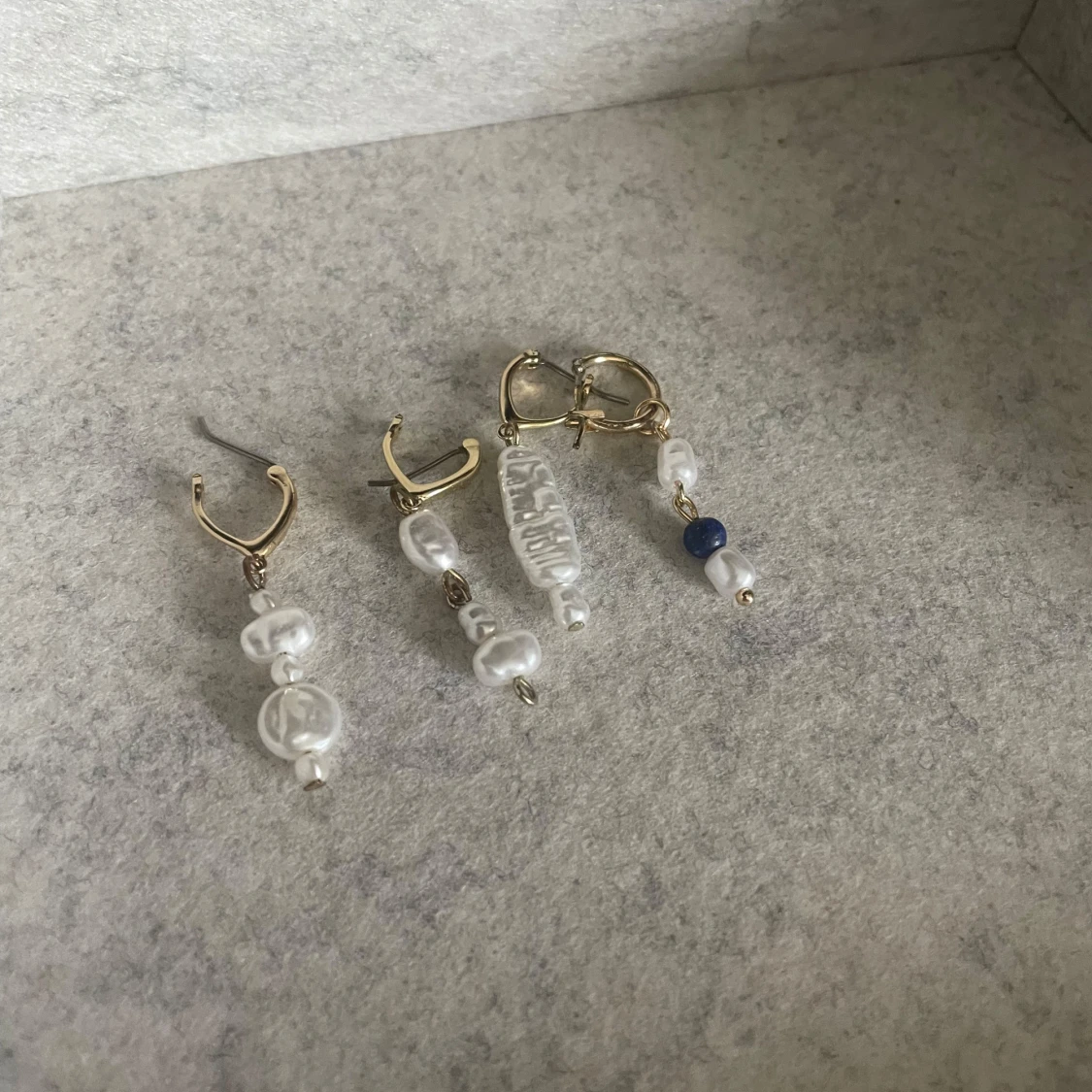 Guldörhängen med vita pärlor och blå detalj