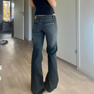 Lågmidjade bootcut jeans  - Lågmidjade bootcut jeans som är helt nya! Midjemått 34 cm, innerbenslängd 82 cm. Köp via köp nu ❤️‍🔥