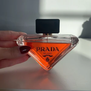 Prada parfym  - Säljer min prada intense parfym då jag ångrar mig och hittat en annan💕 90ml, knappt använd så den e nästan full, nypris ungefär 1500