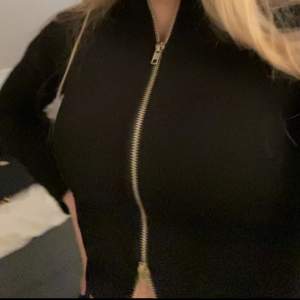 Superfin tröja med zip up från Fashionnova. Kan tyvärr inte hitta några bättre bilder med den på. Storlek S/M men sitter tight.