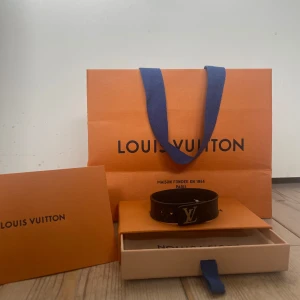 Louis Vuitton Slim Bracelet - Säljer mitt Lv Slim Bracelet för jag inte använder det! Som nytt, använd några gånger. Allt og   Skick: 9/10 Storlek: 19 Nypris: 3200 kr
