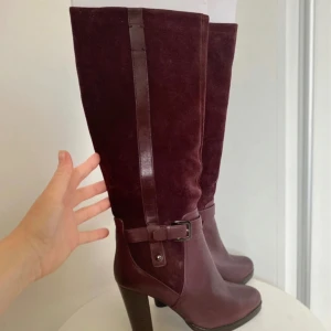 Vinröda boots - Vinröda, burgundy stövletter med brun klack, knappt använda💕 