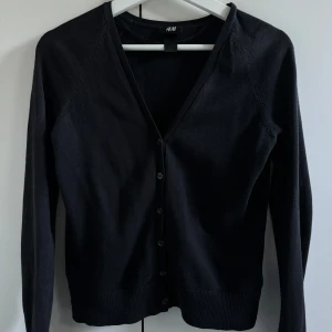 Kofta - Svart kofta från HM.💕