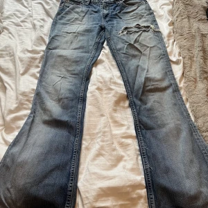 Levis jeans - Bootcut jeans från Levis som tyvärr är för korta på mig och därför säljs dem. W 28 men längden syns inte men kolla bild 3. Jag är 171. Sitter bra i midjan för S men kan även sitta bra för XS eller M. Knappt använda men har användas innan.🩷