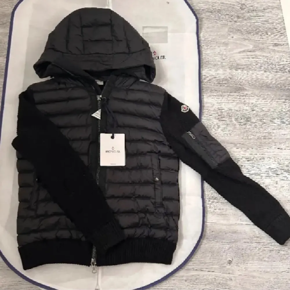 Hej! moncler-cardigan till salu, kvitto finns Anledningen till försörjningen är att jag ska flytta utomlands och det är för varmt för en cardigan Köpt från Vongreven Closet AB för 2/3 månader sedan skicket är 8,5/10. Originaltagen och dustbag ingår. . Jackor.