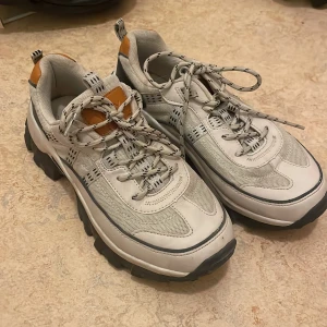 Bekväma skor - Dessa köpte jag nya, men de kom aldrig riktigt till användning, som ni ser på bilderna. De är sköna att gå i, och väldigt bra.