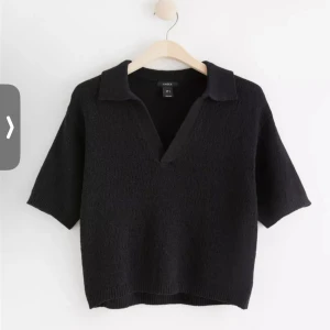 Stickad t-shirt  - Säljer denna jätte fina tröja från Lindex som bara är använd en gång säljer den eftersom den är lite för stor.  Ny pris 399. 
