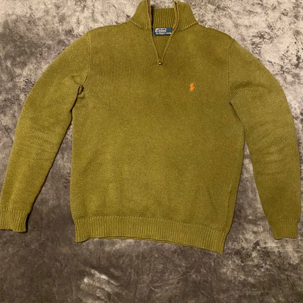 Hej! Säljer nu den hära använda Ralph Lauren half zip som är i storlek S som kommer att vara nice för hösten. Den är i bra skick. Ny pris ca 2000kr, vårat pris 495kr. Vid frågor så är det bara att höra av sig.. Stickat.