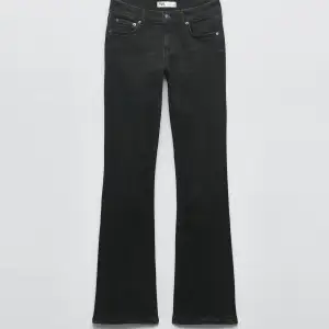 Ett par bootcut jeans från zara med låg midja 💞 Supersnygga, fin svart tvätt, ett par jeans som passar till allt! Säljs inte längre. Bra skick men lite slitningar längst ner vid fötterna, kan skicka bild. Går ner till marken med skor (170 cm)❣️