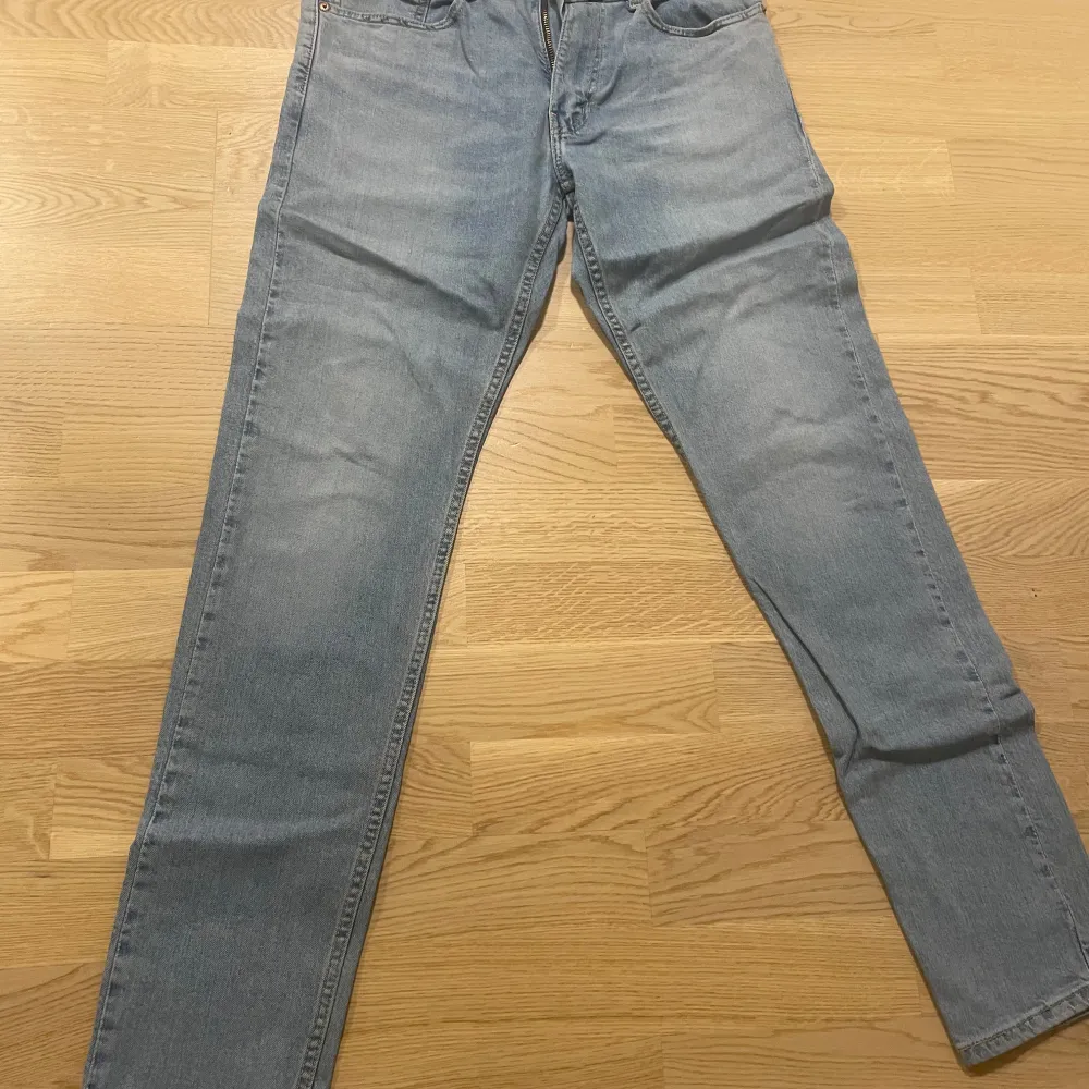 Säljer dessa Levis 512 för att dem inte passar köpta för 4 månader sen knappt använda . Jeans & Byxor.