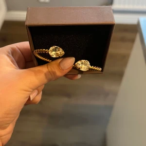 Caroline svedbom - Jätte fint armband från Carolina svedbom , säljer då det inte kommer till användning så mycket!🥰💕färgen på stenen är ”silk”😇ny pris 795! 