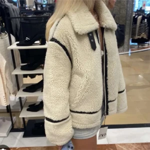 Teddy jacka  - Vit fluffig Teddy jacka från Zara perfekt nu när de börjar bli lite kallare 💗Har jätte coola detaljer som gör den lite mer unik. Inga skador då den bara är använd några gånger. 