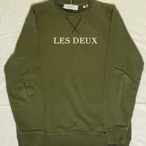 Les Deux tröja - Les Deux sweatshirts/tröja, färg olivgrön. Vid frågor är det bara att höra av dig svarar oftast inom en timma//OwnStyle