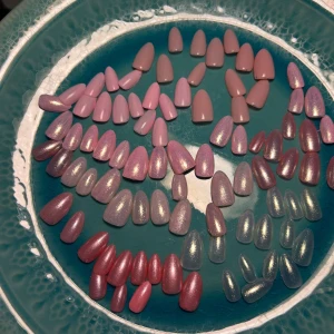 Set med färgglada lösnaglar - lösnaglar i olika nyanser  Perfekt för att mixa och matcha till olika outfits och tillfällen! 💅✨1set 10st 149kr köpare står för frakt 59. Går bra att blanda nyanser i ett set. 