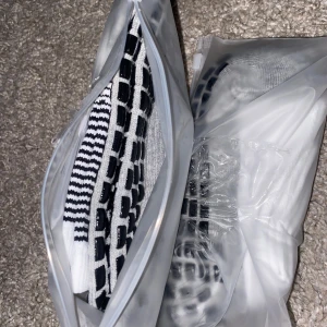 Greppstrumpor - 2 par grepstrumpor. Helt oanvända. Storlek 42-46. Väldigt elastiska med bra grepp. Passar dom flesta storlekarna. 75kr för 2 par strumpor!