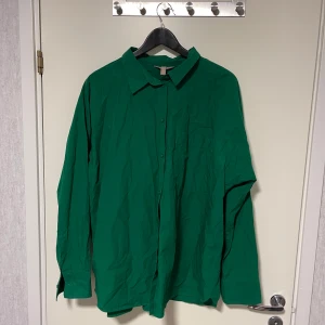 Skjorta  - Grön skjorta från HM. Mycket bra skick. Har används bara några gånger. 