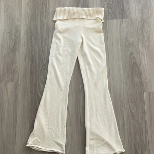 Vit catania set liknande - Säljer denna vit set från H&M som liknar catania setet. Den är i storlek S men skulle även kunna passa XS. Setet är i mycket fint skick och har knappt använts!💞💞