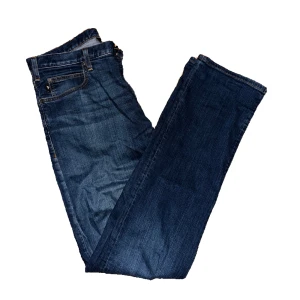 Armani Jeans - Ett par Jeans från Emporio Armani. Dem är väldigt sköna och sitter som slim fit. Jeansen är äkta men lite använda. Dem har ett hål på baksidan som jag fixat så mycke jag kan men går att fixa de bättre. Nypris 2500kr. Skick 7/10