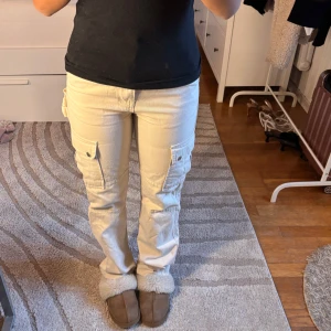Cargojeans - Superfina cargojeans från jeans industry. Endast använda ett fåtal gånger. Hör av dig vid intresse💙