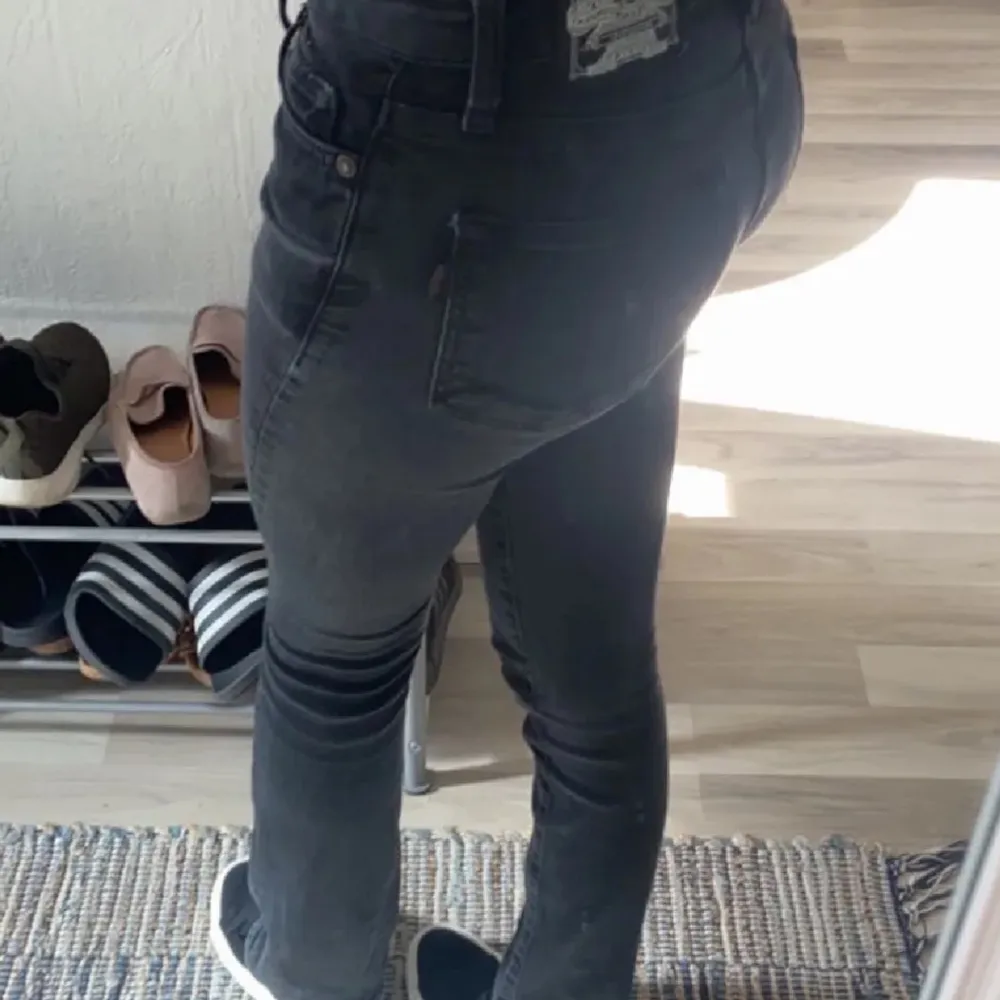 Urtvättade svarta / grå lågmidjade crocker jeans i helt okej skick. Passar i längden på mig som är 167😊modell: Low boot. Jeans & Byxor.