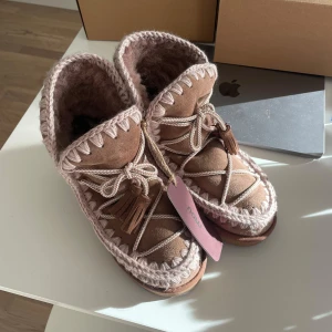  mou eskimo skor - Jättecoola mou skor som är helt oanvända, nypris är 2999kr💗💐🌟
