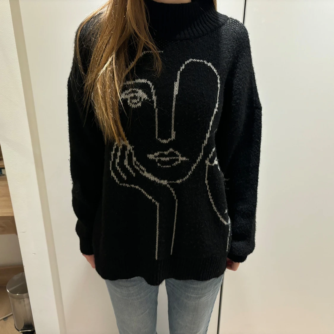 Stickad tröja med tryck