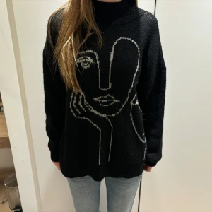 Stickad tröja med tryck - Så cool och skön😍