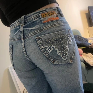 Blå jeans från DIWA - Säljer ett par snygga blå jeans från DIWA. De har extremt snygga bak fickor som passar för alla outfits. Jeansen är Middle waist och är i storlek XL men jag är storlek M, och de passar fortfarande bara att de är lite baggy. Som ni ser på sista bilden är de väldigt utslitna nere vid fötterna eftersom jag är kort. Men de är bara att klippa av och sy upp! Annars är de väldigt fräscha! (Vi får prata om pricet då jag inte riktigt vet vad folk kan ge för dessa)